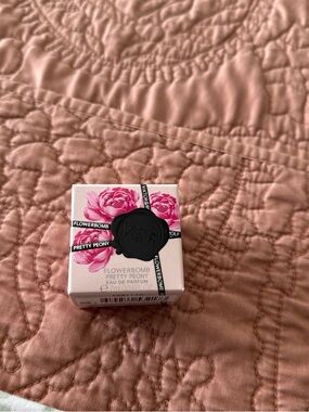 Viktor & Rolf Flowerbomb Pretty Peony Box - Pink and Black